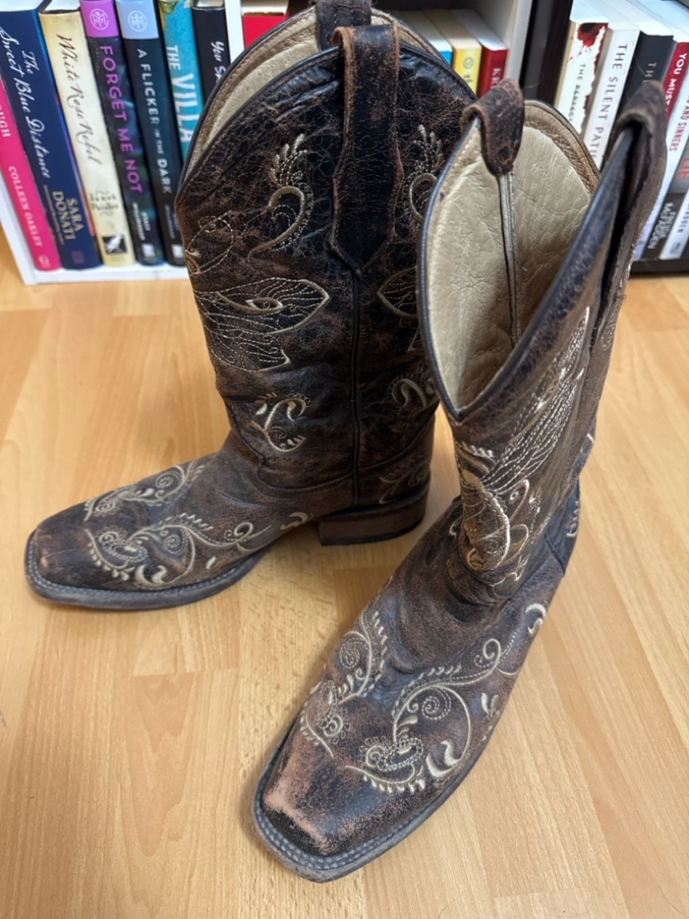 Circle G Brown Leather Western Cowboy Boots with Cream Embroidery